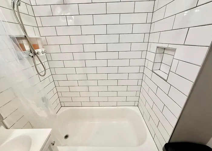 Place To - Close To Downtown! - Free Parking! *