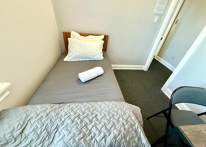 Place To - Close To Downtown! - Free Parking! Chicago