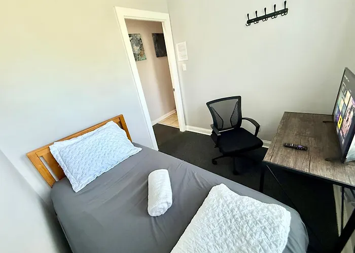 Place To - Close To Downtown! - Free Parking! * Chicago