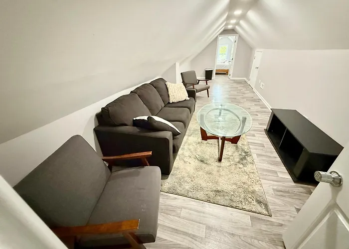 Close To Downtown And Comfortable - Free Parking *