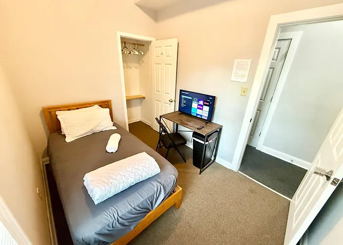 Place To - Close To Downtown! - Free Parking! * Chicago